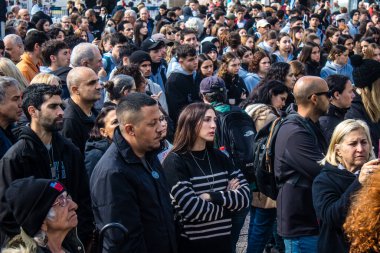 Tel Aviv, İsrail 2 Şubat 2024 'te Tel Aviv' deki Rehine Meydanı 'nda toplanan 130 rehinenin anısına. İnsanlar düzenli olarak rehine ailelerini desteklemek için toplanır.