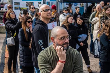Tel Aviv, İsrail 2 Şubat 2024 'te Tel Aviv' deki Rehine Meydanı 'nda toplanan 130 rehinenin anısına. İnsanlar düzenli olarak rehine ailelerini desteklemek için toplanır.