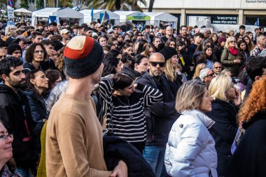 Tel Aviv, İsrail 2 Şubat 2024 'te Tel Aviv' deki Rehine Meydanı 'nda toplanan 130 rehinenin anısına. İnsanlar düzenli olarak rehine ailelerini desteklemek için toplanır.