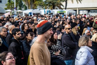 Tel Aviv, İsrail 2 Şubat 2024 'te Tel Aviv' deki Rehine Meydanı 'nda toplanan 130 rehinenin anısına. İnsanlar düzenli olarak rehine ailelerini desteklemek için toplanır.