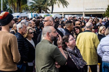 Tel Aviv, İsrail 2 Şubat 2024 'te Tel Aviv' deki Rehine Meydanı 'nda toplanan 130 rehinenin anısına. İnsanlar düzenli olarak rehine ailelerini desteklemek için toplanır.