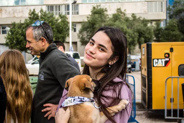 Tel Aviv, İsrail 2 Şubat 2024 SOS Hayvan Derneği 'nden yeni bir köpek sahibi yok edilmiş kibbutzlardan terk edilmiş köpeklerin evlat edinilmesi için Place Otage' da bir gün düzenliyor.