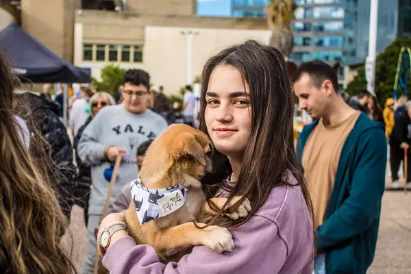 Tel Aviv, İsrail 2 Şubat 2024 SOS Hayvan Derneği 'nden yeni bir köpek sahibi yok edilmiş kibbutzlardan terk edilmiş köpeklerin evlat edinilmesi için Place Otage' da bir gün düzenliyor.