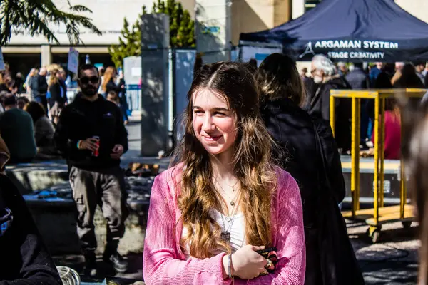 Tel Aviv, İsrail 2 Şubat 2024 SOS Animaux Derneği gönüllüleri Otage Meydanı 'nda yıkılmış kibbutzim' den terk edilmiş köpeklerin evlat edinilmesine adanmış bir gün organize ediyorlar.