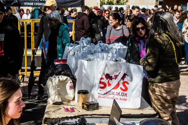Tel Aviv, İsrail 2 Şubat 2024 SOS Hayvanları Derneği, Hamas terörist saldırısının ardından terk edilmiş köpeklerin evlat edinilmesine adanmış Otages Meydanı 'nda bir gün düzenledi.