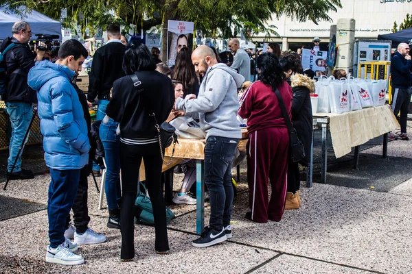 Tel Aviv, İsrail 2 Şubat 2024 SOS Hayvanları Derneği, Hamas terörist saldırısının ardından terk edilmiş köpeklerin evlat edinilmesine adanmış Otages Meydanı 'nda bir gün düzenledi.