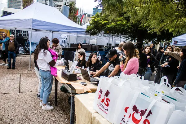 Tel Aviv, İsrail 2 Şubat 2024 SOS Hayvanları Derneği, Hamas terörist saldırısının ardından terk edilmiş köpeklerin evlat edinilmesine adanmış Otages Meydanı 'nda bir gün düzenledi.