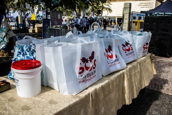 Tel Aviv, İsrail 2 Şubat 2024 SOS Hayvanları Derneği, Hamas terörist saldırısının ardından terk edilmiş köpeklerin evlat edinilmesine adanmış Otages Meydanı 'nda bir gün düzenledi.