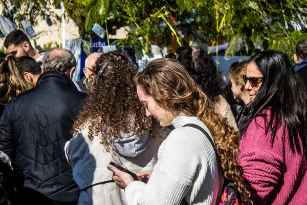 Tel Aviv, İsrail 2 Şubat 2024 SOS Hayvan Derneği 'nden gençler. Otage Meydanı' nda terk edilmiş köpeklerin yok edilmiş kibbutzlardan evlat edinilmesine adanmış bir gün düzenliyorlar.