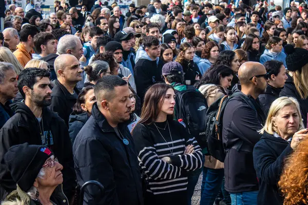 Tel Aviv, İsrail 2 Şubat 2024 'te Tel Aviv' deki Rehine Meydanı 'nda toplanan 130 rehinenin anısına. İnsanlar düzenli olarak rehine ailelerini desteklemek için toplanır.