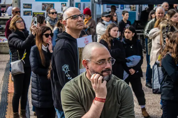 Tel Aviv, İsrail 2 Şubat 2024 'te Tel Aviv' deki Rehine Meydanı 'nda toplanan 130 rehinenin anısına. İnsanlar düzenli olarak rehine ailelerini desteklemek için toplanır.