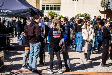 Tel Aviv, İsrail 2 Şubat 2024 'te Tel Aviv' deki Rehine Meydanı 'nda toplanan 130 rehinenin anısına. İnsanlar düzenli olarak rehine ailelerini desteklemek için toplanır.
