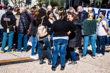 Tel Aviv, İsrail 2 Şubat 2024 'te Tel Aviv' deki Rehine Meydanı 'nda toplanan 130 rehinenin anısına. İnsanlar düzenli olarak rehine ailelerini desteklemek için toplanır.