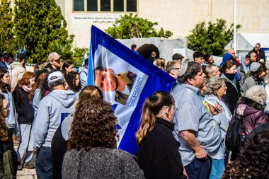 Tel Aviv, İsrail 2 Şubat 2024 'te Tel Aviv' deki Rehine Meydanı 'nda toplanan 130 rehinenin anısına. İnsanlar düzenli olarak rehine ailelerini desteklemek için toplanır.