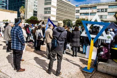 Tel Aviv, İsrail 2 Şubat 2024 'te Tel Aviv' deki Rehine Meydanı 'nda toplanan 130 rehinenin anısına. İnsanlar düzenli olarak rehine ailelerini desteklemek için toplanır.