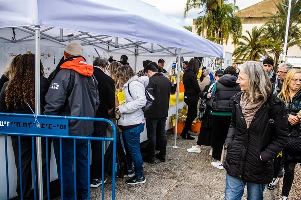 Tel Aviv, İsrail 2 Şubat 2024 'te Tel Aviv' deki Rehine Meydanı 'nda toplanan 130 rehinenin anısına. İnsanlar düzenli olarak rehine ailelerini desteklemek için toplanır.