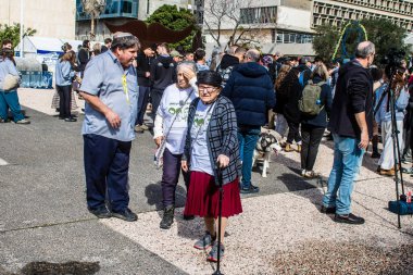 Tel Aviv, İsrail 2 Şubat 2024 'te Tel Aviv' deki Rehine Meydanı 'nda toplanan 130 rehinenin anısına. İnsanlar düzenli olarak rehine ailelerini desteklemek için toplanır.