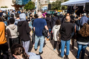 Tel Aviv, İsrail 2 Şubat 2024 'te Tel Aviv' deki Rehine Meydanı 'nda toplanan 130 rehinenin anısına. İnsanlar düzenli olarak rehine ailelerini desteklemek için toplanır.