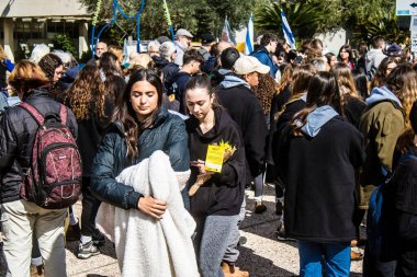 Tel Aviv, İsrail 2 Şubat 2024 'te Tel Aviv' deki Rehine Meydanı 'nda toplanan 130 rehinenin anısına. İnsanlar düzenli olarak rehine ailelerini desteklemek için toplanır.