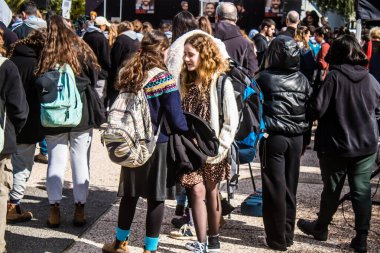 Tel Aviv, İsrail 2 Şubat 2024 'te Tel Aviv' deki Rehine Meydanı 'nda toplanan 130 rehinenin anısına. İnsanlar düzenli olarak rehine ailelerini desteklemek için toplanır.