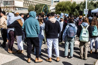 Tel Aviv, İsrail 2 Şubat 2024 'te Tel Aviv' deki Rehine Meydanı 'nda toplanan 130 rehinenin anısına. İnsanlar düzenli olarak rehine ailelerini desteklemek için toplanır.