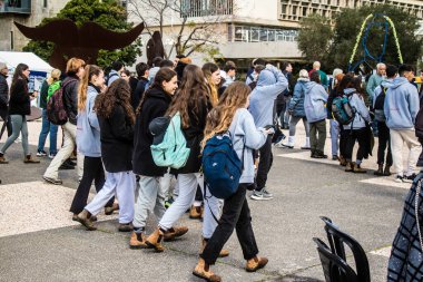 Tel Aviv, İsrail 2 Şubat 2024 'te Tel Aviv' deki Rehine Meydanı 'nda toplanan 130 rehinenin anısına. İnsanlar düzenli olarak rehine ailelerini desteklemek için toplanır.