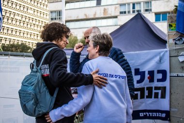 Tel Aviv, İsrail 2 Şubat 2024 'te Tel Aviv' deki Rehine Meydanı 'nda toplanan 130 rehinenin anısına. İnsanlar düzenli olarak rehine ailelerini desteklemek için toplanır.