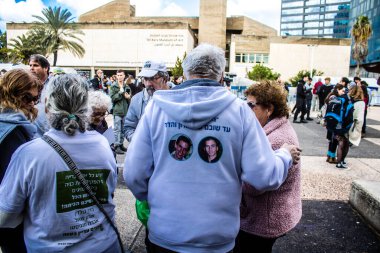 Tel Aviv, İsrail 2 Şubat 2024 'te Tel Aviv' deki Rehine Meydanı 'nda toplanan 130 rehinenin anısına. İnsanlar düzenli olarak rehine ailelerini desteklemek için toplanır.