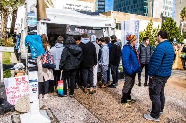 Tel Aviv, İsrail 2 Şubat 2024 'te Tel Aviv' deki Rehine Meydanı 'nda toplanan 130 rehinenin anısına. İnsanlar düzenli olarak rehine ailelerini desteklemek için toplanır.