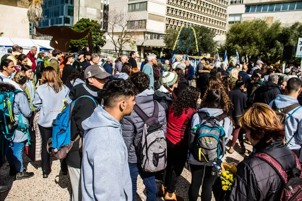 Tel Aviv, İsrail 2 Şubat 2024 'te Tel Aviv' deki Rehine Meydanı 'nda toplanan 130 rehinenin anısına. İnsanlar düzenli olarak rehine ailelerini desteklemek için toplanır.