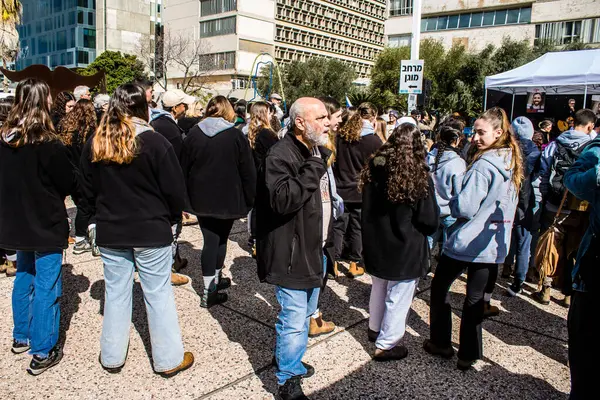 Tel Aviv, İsrail 2 Şubat 2024 'te Tel Aviv' deki Rehine Meydanı 'nda toplanan 130 rehinenin anısına. İnsanlar düzenli olarak rehine ailelerini desteklemek için toplanır.