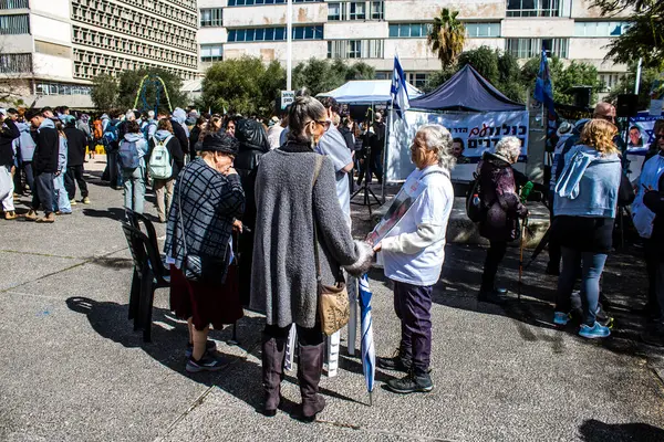 Tel Aviv, İsrail 2 Şubat 2024 'te Tel Aviv' deki Rehine Meydanı 'nda toplanan 130 rehinenin anısına. İnsanlar düzenli olarak rehine ailelerini desteklemek için toplanır.