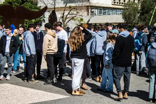 Tel Aviv, İsrail 2 Şubat 2024 'te Tel Aviv' deki Rehine Meydanı 'nda toplanan 130 rehinenin anısına. İnsanlar düzenli olarak rehine ailelerini desteklemek için toplanır.