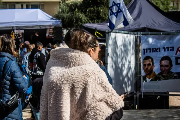 Tel Aviv, İsrail 2 Şubat 2024 'te Tel Aviv' deki Rehine Meydanı 'nda toplanan 130 rehinenin anısına. İnsanlar düzenli olarak rehine ailelerini desteklemek için toplanır.