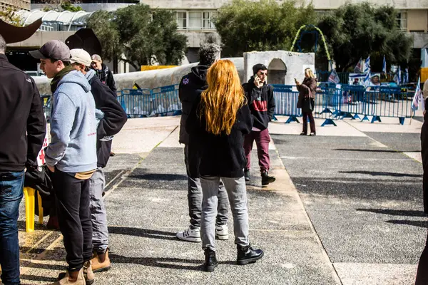 Tel Aviv, İsrail 2 Şubat 2024 'te Tel Aviv' deki Rehine Meydanı 'nda toplanan 130 rehinenin anısına. İnsanlar düzenli olarak rehine ailelerini desteklemek için toplanır.