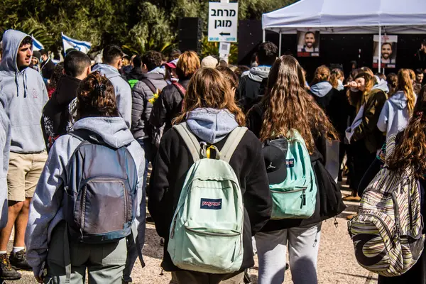 Tel Aviv, İsrail 2 Şubat 2024 'te Tel Aviv' deki Rehine Meydanı 'nda toplanan 130 rehinenin anısına. İnsanlar düzenli olarak rehine ailelerini desteklemek için toplanır.