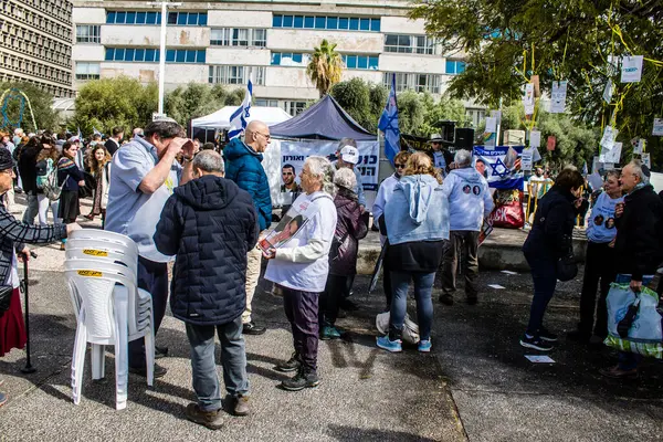 Tel Aviv, İsrail 2 Şubat 2024 'te Tel Aviv' deki Rehine Meydanı 'nda toplanan 130 rehinenin anısına. İnsanlar düzenli olarak rehine ailelerini desteklemek için toplanır.