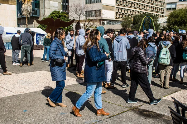 Tel Aviv, İsrail 2 Şubat 2024 'te Tel Aviv' deki Rehine Meydanı 'nda toplanan 130 rehinenin anısına. İnsanlar düzenli olarak rehine ailelerini desteklemek için toplanır.
