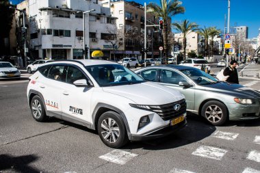 Tel Aviv, İsrail, 6 Şubat 2024 İsrail taksisi İsrail 'in simgesel ve simgesel bir şehri olan Tel Aviv sokaklarında sürüyor.
