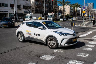 Tel Aviv, İsrail, 6 Şubat 2024 İsrail taksisi İsrail 'in simgesel ve simgesel bir şehri olan Tel Aviv sokaklarında sürüyor.