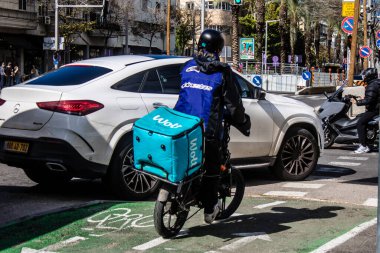 Tel Aviv, İsrail, 6 Şubat 2024 İsrail 'in simgesel ve simgesel bir şehri olan Tel Aviv sokaklarında yuvarlanan insanlar