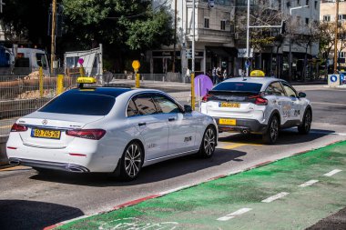 Tel Aviv, İsrail, 6 Şubat 2024 İsrail taksisi İsrail 'in simgesel ve simgesel bir şehri olan Tel Aviv sokaklarında sürüyor.