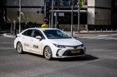 Tel Aviv, İsrail, 6 Şubat 2024 İsrail taksisi İsrail 'in simgesel ve simgesel bir şehri olan Tel Aviv sokaklarında sürüyor.