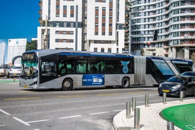 Tel Aviv, İsrail - 6 Şubat 2024 Yerel İsrail otobüsü Tel Aviv şehir merkezinde, sembolik ve sembolik bir şehir olan