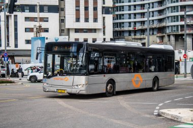 Tel Aviv, İsrail - 6 Şubat 2024 Yerel İsrail otobüsü Tel Aviv şehir merkezinde, sembolik ve sembolik bir şehir olan