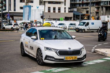 Tel Aviv, İsrail, 6 Şubat 2024 İsrail taksisi İsrail 'in simgesel ve simgesel bir şehri olan Tel Aviv sokaklarında sürüyor.