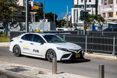Tel Aviv, İsrail, 6 Şubat 2024 İsrail taksisi İsrail 'in simgesel ve simgesel bir şehri olan Tel Aviv sokaklarında sürüyor.