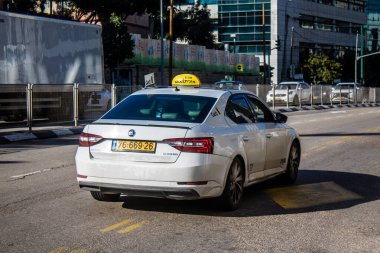 Tel Aviv, İsrail, 6 Şubat 2024 İsrail taksisi İsrail 'in simgesel ve simgesel bir şehri olan Tel Aviv sokaklarında sürüyor.