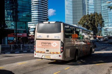 Tel Aviv, İsrail - 6 Şubat 2024 Yerel İsrail otobüsü Tel Aviv şehir merkezinde, sembolik ve sembolik bir şehir olan