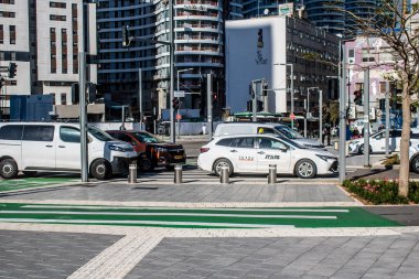 Tel Aviv, İsrail, 6 Şubat 2024 Tel Aviv caddesi trafiği. İsrail 'in sembolik ve sembolik şehri Tel Aviv' de trafik hala yoğun.